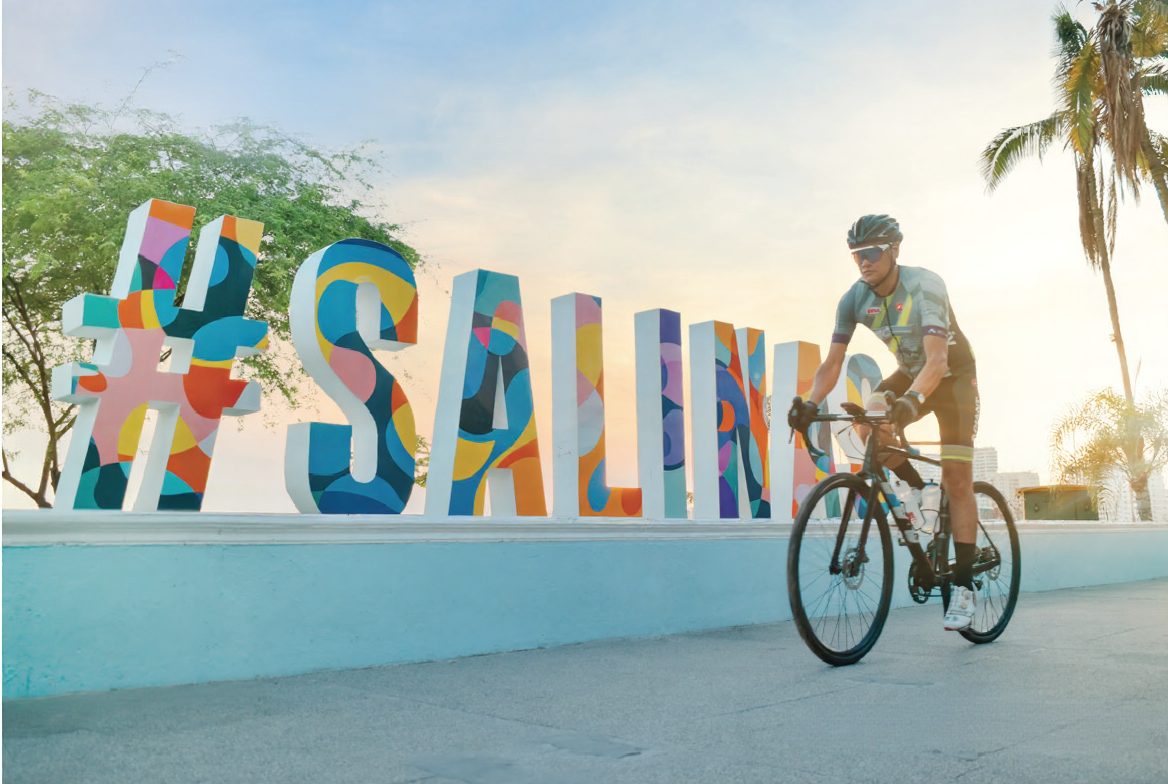 Ciclistas en curva
